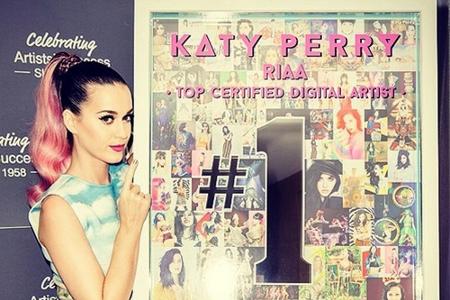 Katy Perry freut sich über ihre Auszeichnung Katy Perry freut sich über ihre Auszeichnung