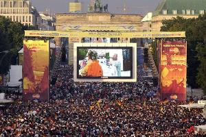 Von Pitbull bis Stefan Raab: Das sind die Songs zur Fußball-WM 2014