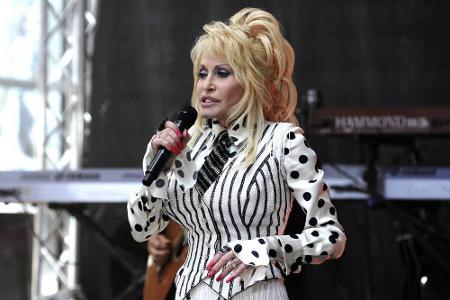 Dolly Parton hat neben ihrer Stimme immer noch zwei weitere überzeugende Argumente mit auf der Bühne Dolly Parton hat neben ihrer Stimme immer noch zwei weitere überzeugende Argumente mit auf der Bühne
