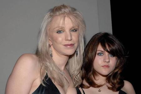 Frances Bean Cobain (r.) mit ihrer Mutter Courtney Love im Februar 2007