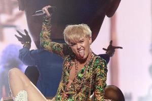 Miley Cyrus versucht ein Joint-Upgrade
