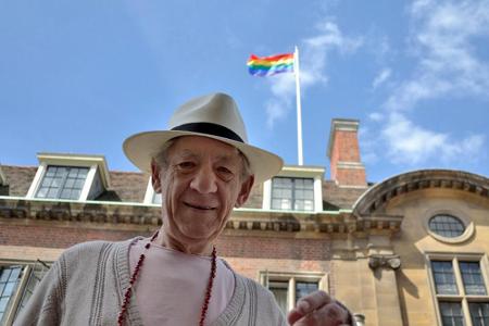 Ian McKellen vor seiner alten Uni, dem St. Catharine's College Ian McKellen vor seiner alten Uni, dem St. Catharine's College