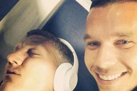 Wenn er nicht gerade Fußball spielt, ist Lukas Podolski für seine witzigen Streiche bekannt. Letztes Opfer: Bastian Schweins...