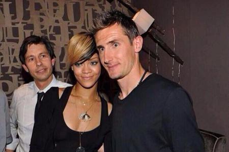 Stolz postete Rihanna ein Foto mit dem Torschützen Miroslav Klose Stolz postete Rihanna ein Foto mit dem Torschützen Miroslav Klose