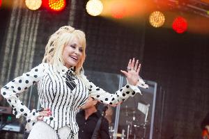 Dolly Parton über Schönheits-OPs: "Gott will, dass wir uns besser fühlen"