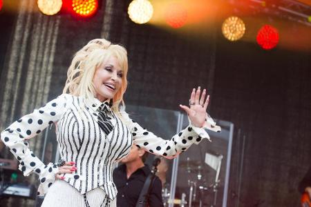 Dolly Parton nimmt die Eskapaden ihres Patenkinds Miley Cyrus locker Dolly Parton nimmt die Eskapaden ihres Patenkinds Miley Cyrus locker