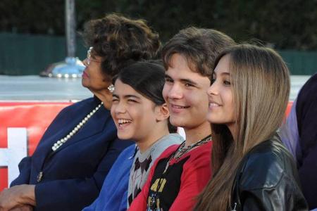 Katherine Jackson mit ihren Enkeln Blanket, Prince Michael und Paris (v.l.n.r.) Katherine Jackson mit ihren Enkeln Blanket, Prince Michael und Paris (v.l.n.r.)