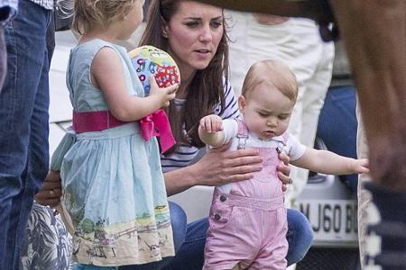 Der kleine Prinz George braucht noch die helfende Hand seiner Mutter Kate