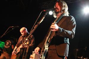 Die Foo Fighters beugen sich der Online-Kampagne eines Fans