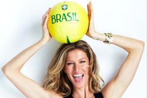 Gisele Bündchen überreicht nach Finale WM-Pokal