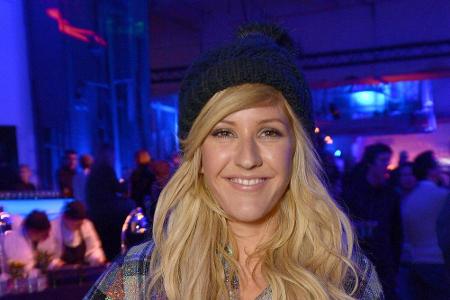 Sängerin Ellie Goulding präsentiert sich mit trendiger Bommelmütze