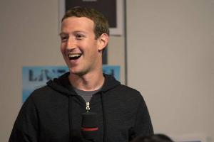 Facebook-Chef Mark Zuckerberg steht Rede und Antwort