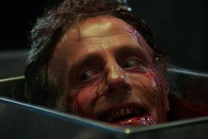 Dr. Carl Hill ( David Gale) als sprechender Kopf in "Re-Animator"