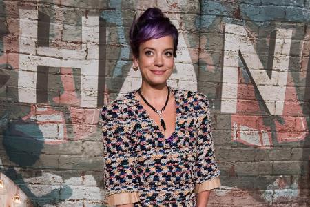Steht ihrer Freundin Kesha auf etwas unkonventionelle Art bei: Lily Allen Steht ihrer Freundin Kesha auf etwas unkonventionelle Art bei: Lily Allen