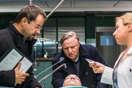 Prof. Boerne (Jan Josef Liefers, li.), Silke Haller alias Alberich (ChrisTine Urspruch) und Kommissar Frank Thiel (Axel Prah... Prof. Boerne (Jan Josef Liefers, li.), Silke Haller alias Alberich (ChrisTine Urspruch) und Kommissar Frank Thiel (Axel Prah...