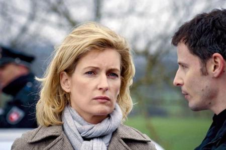 Charlotte Lindholm (Maria Furtwängler) und Jakob Halder am Unfallort Charlotte Lindholm (Maria Furtwängler) und Jakob Halder am Unfallort