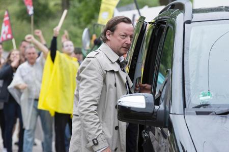 Kriminalhauptkommissar Hanns von Meuffels (Matthias Brandt) bei seiner Ankunft in Cadenbach