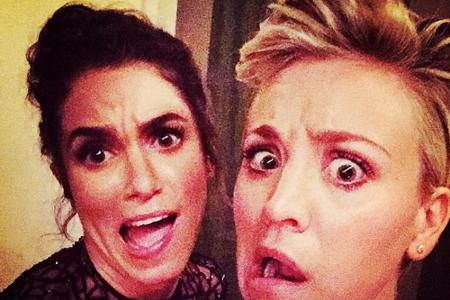 Kaley Cuoco und Nikki Reed ziehen fleißig Grimassen für ihre Fans Kaley Cuoco und Nikki Reed ziehen fleißig Grimassen für ihre Fans