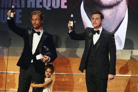 Matthew McConaughey und die kleine Vida gemeinsam mit Jimmy Kimmel auf der Bühne Matthew McConaughey und die kleine Vida gemeinsam mit Jimmy Kimmel auf der Bühne