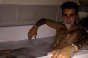Justin Bieber nackt im Schaumbad