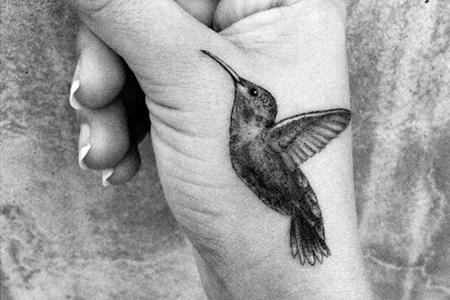 Mit diesem Kolibri-Tattoo gedenkt Zelda Williams ihrem Vater Robin
