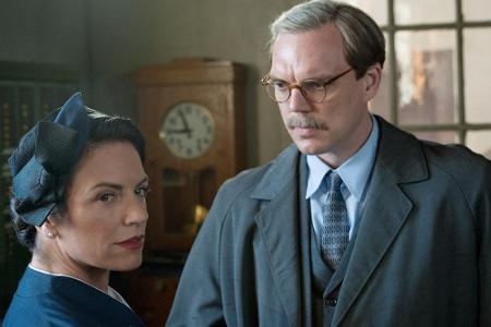 Elly (Christine Neubauer) und ihr Cousin Ernst (Andy Gätjen) sprechen über die Zukunft ihres Holzwerkes Elly (Christine Neubauer) und ihr Cousin Ernst (Andy Gätjen) sprechen über die Zukunft ihres Holzwerkes