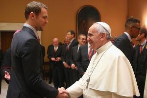 Papst Franziskus empfängt den FC Bayern
