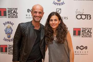 Anna F. rockt mit Megafon vor Mario Götze, Daniel Aminati und Co.