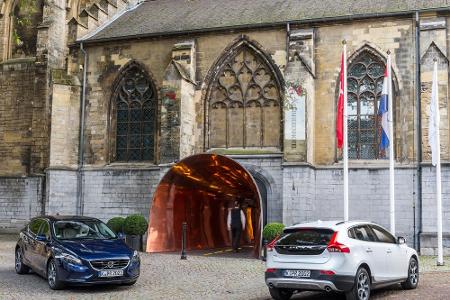 Die neuen Volvo V40 (links) und V40 Cross Country