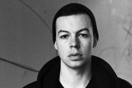 Der Augsburger Rapper eRRdeKa präsentiert sein Debütalbum Der Augsburger Rapper eRRdeKa präsentiert sein Debütalbum