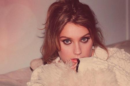 Ella Henderson landete mit ihrer Single Ella Henderson landete mit ihrer Single