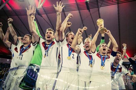 Die Weltmeister feiern ihren Pokal. Die Weltmeister feiern ihren Pokal.