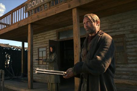 Hände hoch! Mads Mikkelsen und Eva Green im Western Hände hoch! Mads Mikkelsen und Eva Green im Western