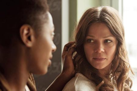 Kellnerin Andrea (Jessica Schwarz, re.) und die Escort-Dame Makeda (Yrsa Daley-Ward) kommen sich näher Kellnerin Andrea (Jessica Schwarz, re.) und die Escort-Dame Makeda (Yrsa Daley-Ward) kommen sich näher