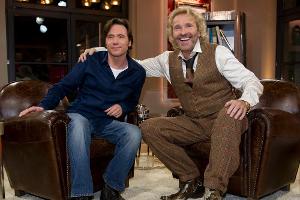 Moderator Thomas Gottschalk (re.) und sein Gast, Regisseur und Schauspieler Michael "Bully" Herbig, posieren im Januar 2012 ...