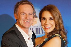 Karen Webb und ihr langjähriger Lebensgefährte bei der "Mamma Mia!"-Premiere 2013 in Stuttgart