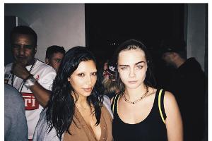 Wo sind Ihre Augenbrauen hin, Frau Kardashian? - Das frägt sich sicher auch Cara Delevingne (r.)
