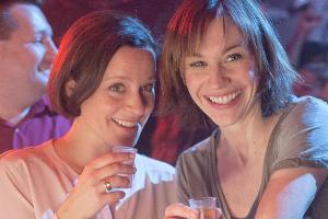 "Die Sache mit der Wahrheit": Doro (Jule Ronstedt, li.) und Michelle (Christiane Paul) feiern ihr Wiedersehen