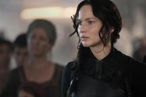 Katniess Everdeen (J. Lawrence) ist hin - und hergerissen: Soll Sie das Gesicht der Rebellion werden?