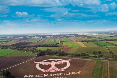 Das Mockingjay-Symbol in der Einflugschneise des Münchner Flughafens