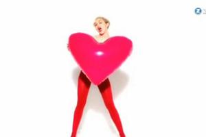 Video: Miley Cyrus wirbt nackt für Strumpfhosen