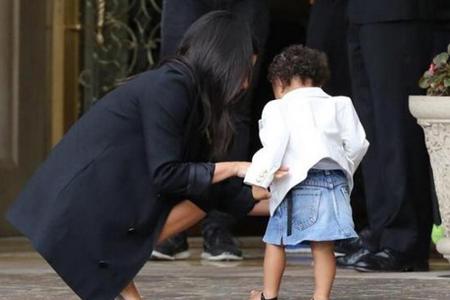 Kim Kardashian versorgt ihre kleine North Kim Kardashian versorgt ihre kleine North