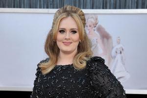 Adele gibt Band Aid 30 einen Korb