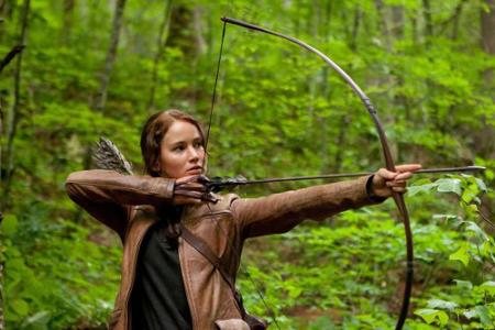 Katniss (Jennifer Lawrence) ist eine hervorragende Bogenschützin und eine gute Jägerin Katniss (Jennifer Lawrence) ist eine hervorragende Bogenschützin und eine gute Jägerin