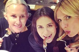 Topmodel Heidi Klum lässt sich eine Bratwurst schmecken