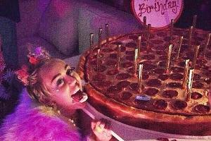 Wenn sich Miley Cyrus zur "Pizza Slut" ernennt, wissen ihre Tortenbäcker, was zu tun ist