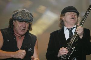 So rocken AC/DC in "Play Ball"