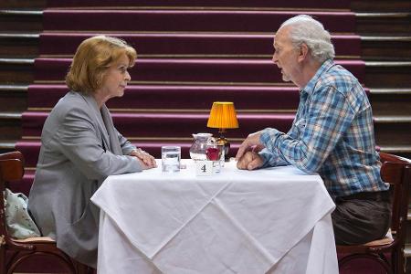 Senta Berger (l.) und Michael Gwisdek (r.) beim Speed-Dating