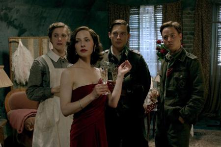 Ein unerwartetes Zusammentreffen der Freunde nach einem Konzert von Greta bei den Truppen an der Ostfront. V.l.n.r.: Charlot... Ein unerwartetes Zusammentreffen der Freunde nach einem Konzert von Greta bei den Truppen an der Ostfront. V.l.n.r.: Charlot...
