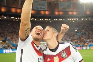 Poldi und Schweini dürfen sich über die Spitzenposition der Kino-Charts freuen